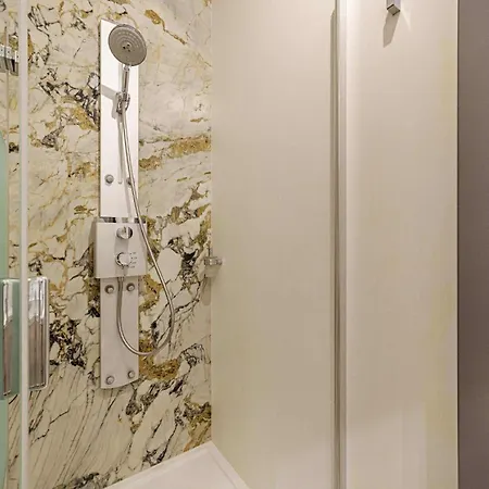 Luxury Zlota With Parking By P&m Apartment